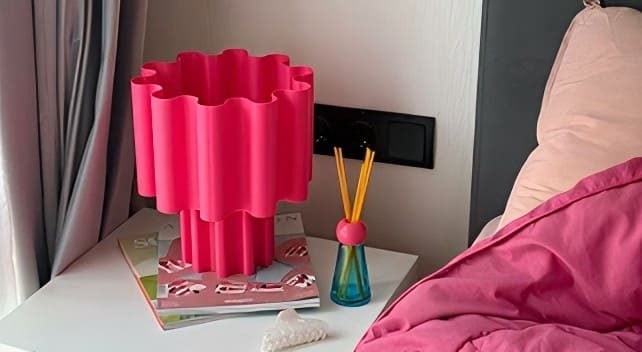 Светильник flower в цвете hot pink на тумбе